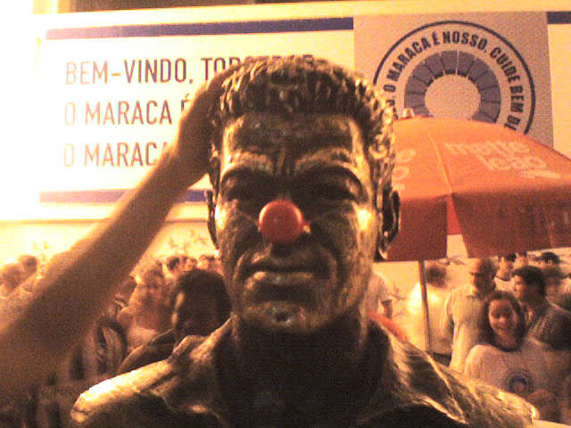 busto-do-garrincha-no-maraca-sofre